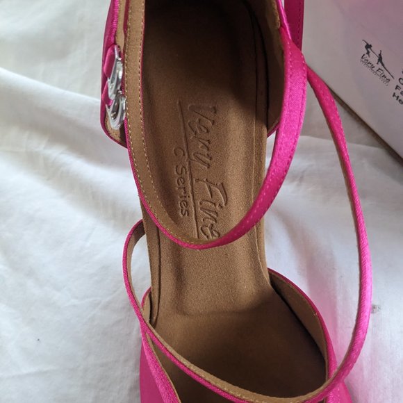 NWT Very Fine Shoes Pink Salsa Shoe - Picture 2 of 6